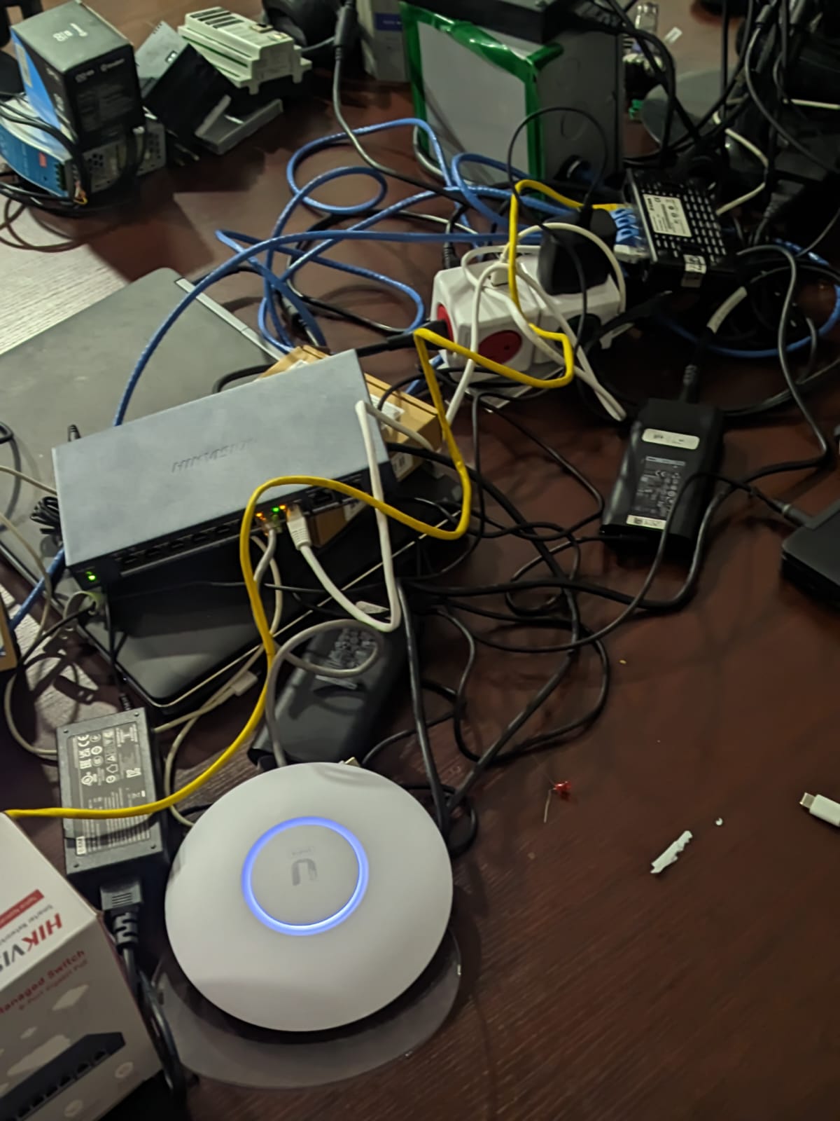 Trabajo con switches, access points y cableado de red