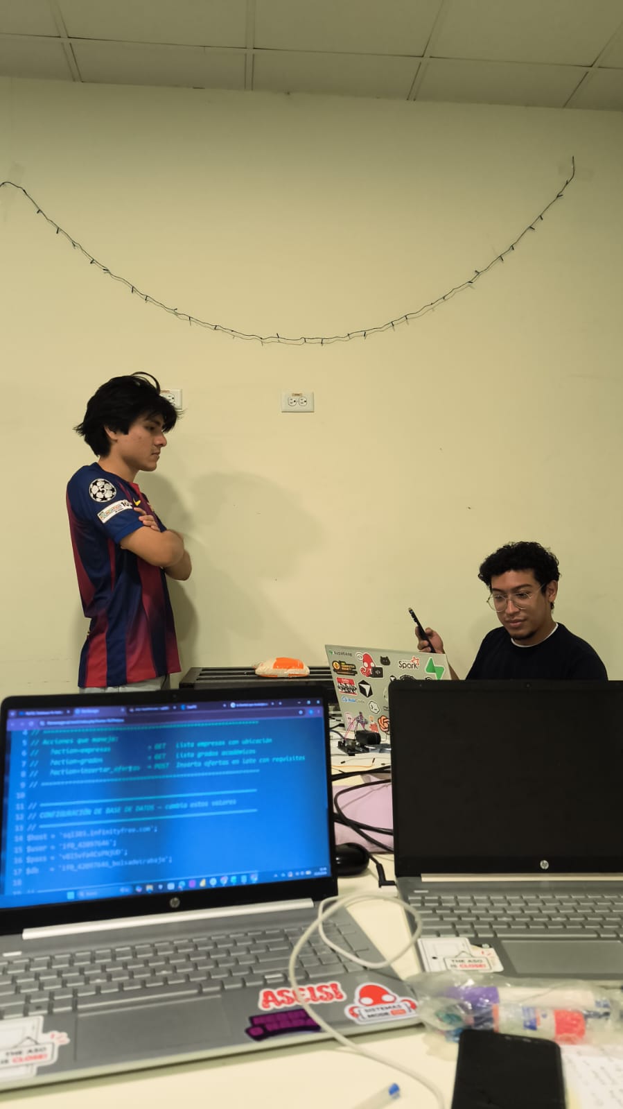 Equipo programando durante el Buildathon