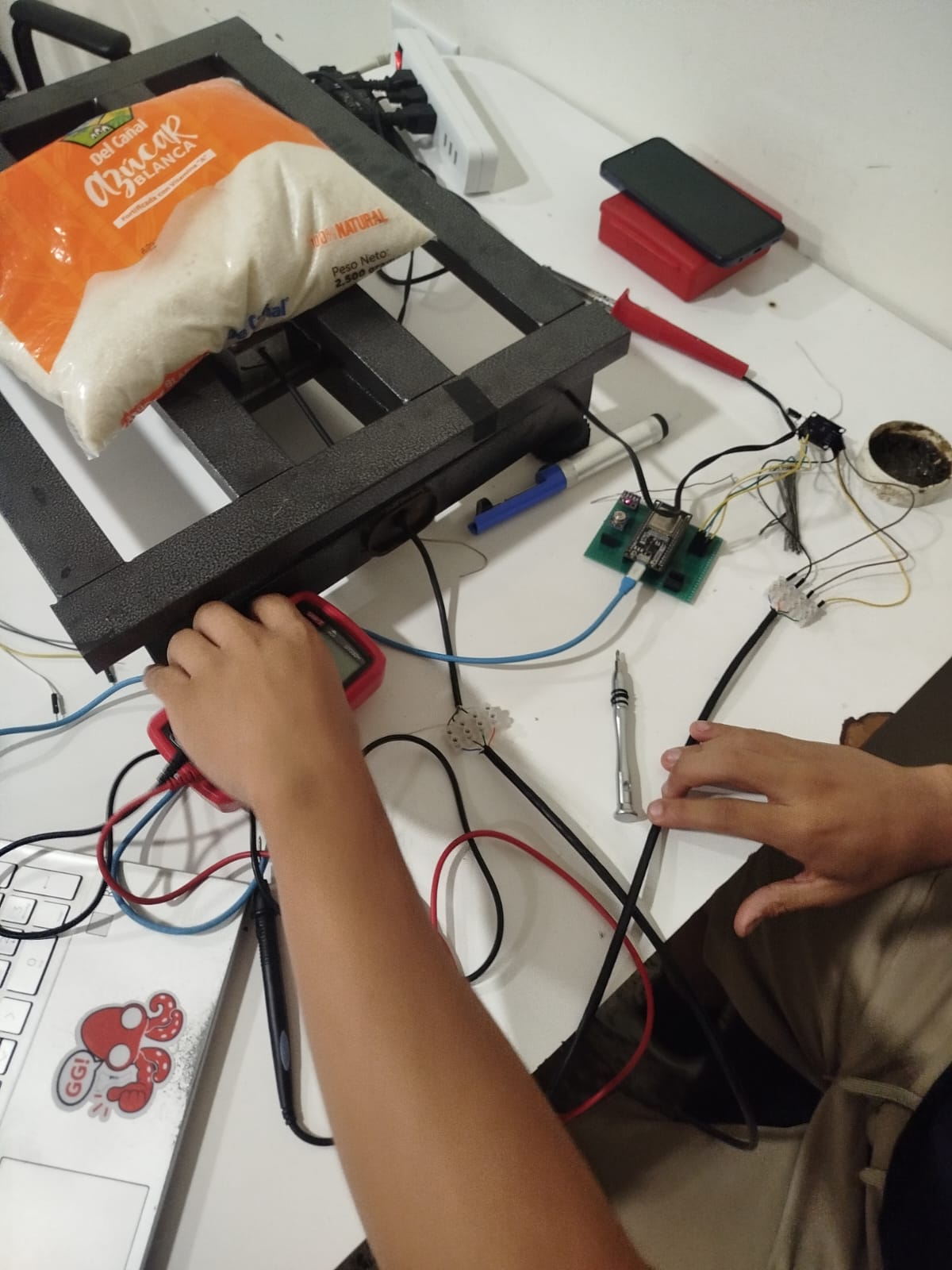Calibración de báscula IoT con ESP32 y multímetro